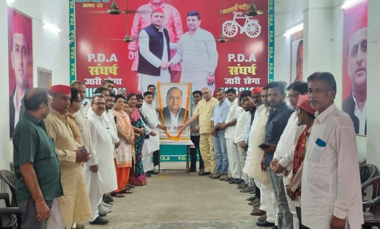 UP Bijnor News: Former Chief Minister Mulayam Singh Yadav's death anniversary celebrated at SP office