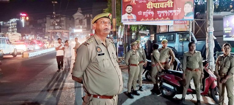 UP Bijnor News: City Kotwal took the vehicles parked on the road to the police station