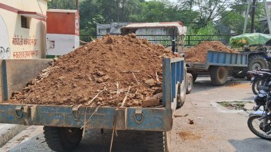 UP Bijnor News: 6 tractor trolleys illegally carrying soil seized