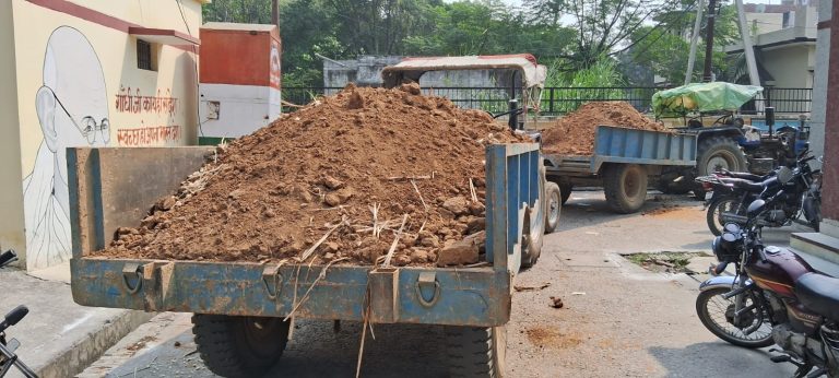 UP Bijnor News: 6 tractor trolleys illegally carrying soil seized