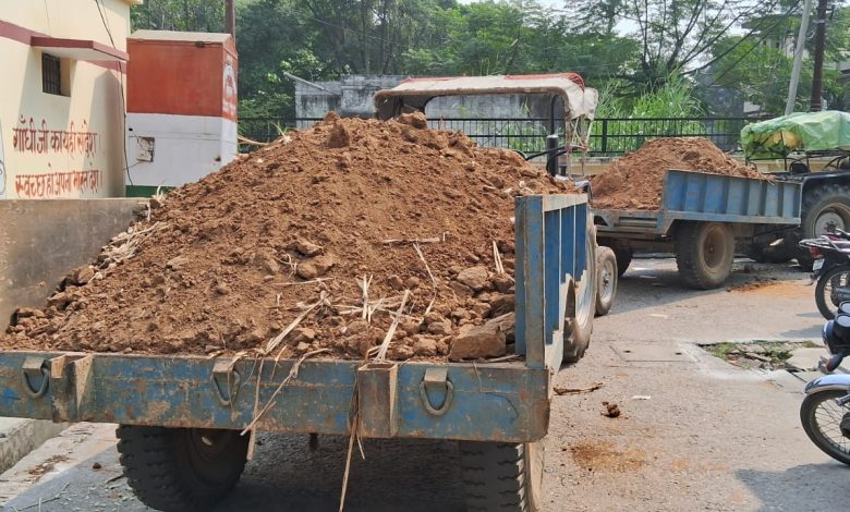 UP Bijnor News: 6 tractor trolleys illegally carrying soil seized