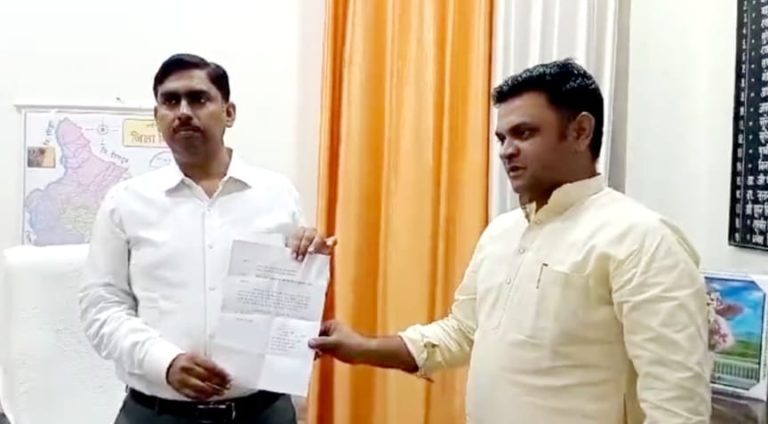 Up Bijnor News: Husband's arms license was disarmed, wife resigned