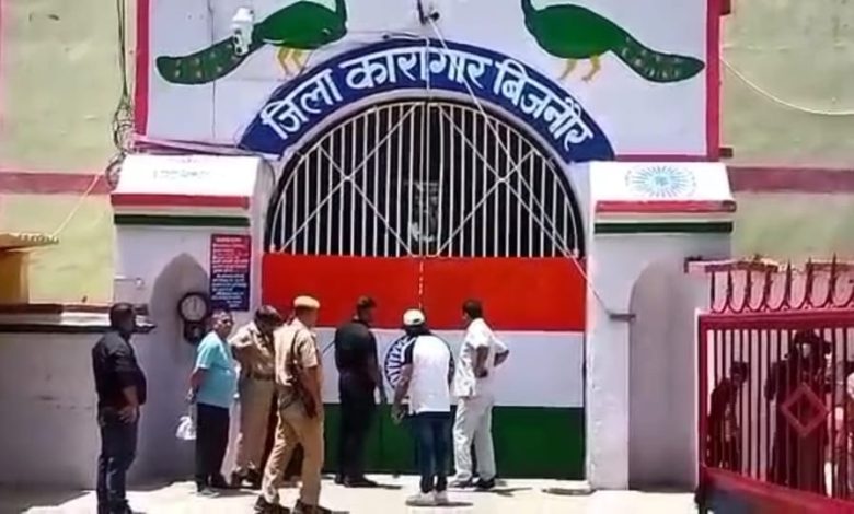 UP Bijnor News: A prisoner lodged in the district jail died during treatment