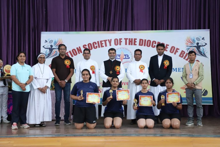UP Bijnor News: The fourth inter-school badminton tournament concluded at St. Mary's School in Bijnor