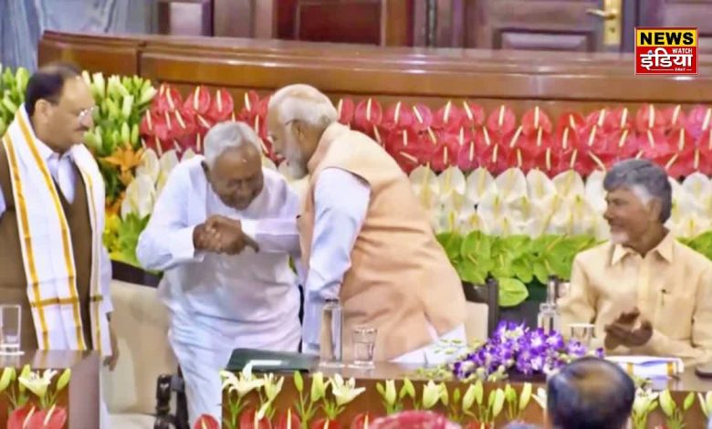 Nitish Touched PM Modi Feet: Nitish Kumar did such a thing on the stage that everyone was surprised to see it