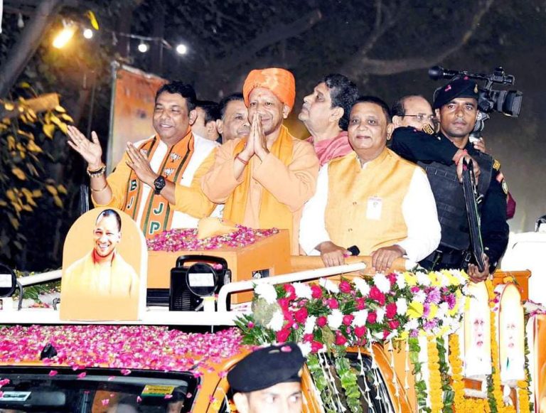CM Yogi News: CM Yogi's majestic road show, city drenched in saffron aura