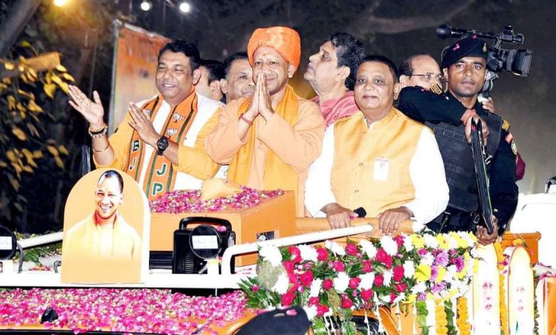 CM Yogi News: CM Yogi's majestic road show, city drenched in saffron aura