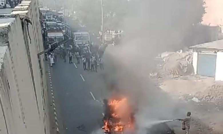 UP Ghaziabad News: Huge fire in a moving car on NH-9, driver's presence of mind averted a major accident