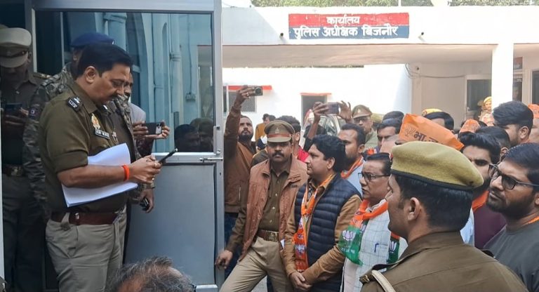 UP Bijnor News: Noorpur police station in-charge did not take action, BJP leaders took to the streets for justice