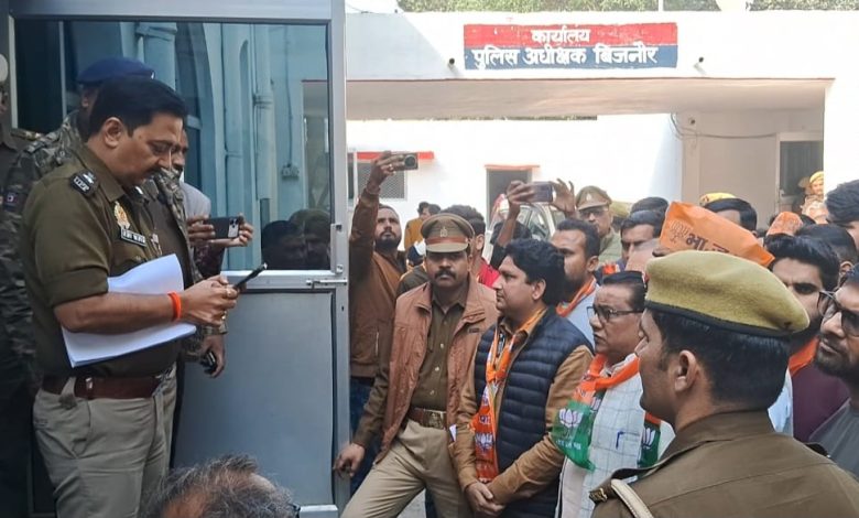 UP Bijnor News: Noorpur police station in-charge did not take action, BJP leaders took to the streets for justice