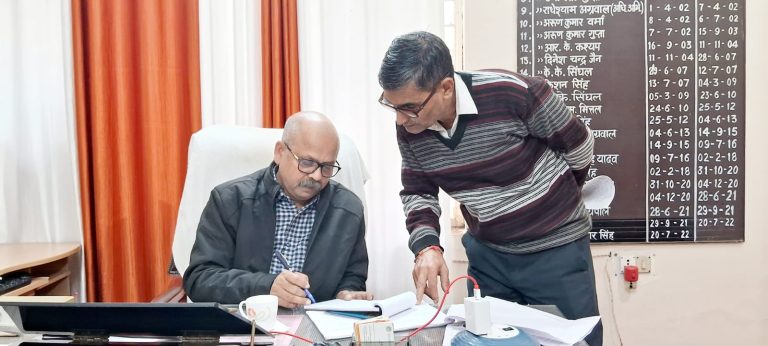 UP Bijnor News: Instructions to employees by the Superintending Engineer of Electricity Department in Bijnor