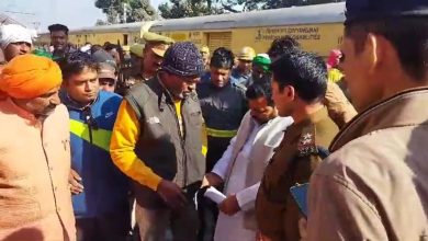 UP Bijnor News: Created a stir by locking the train compartment and threatening to set himself on fire