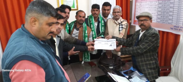 UP Bijnor News: Superintending Engineer of Electricity Department Uday Pratap explaining the benefits of (OTS) scheme to farmer leaders