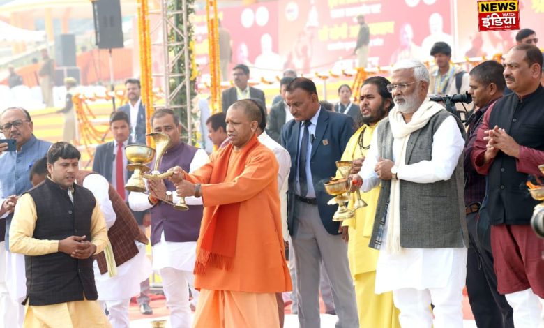 Mahakumbh 2025: CM Yogi took stock of the security arrangements for 'Mahakumbh-2025 Divya Ho' by performing Puja Aarti of Maa Ganga at Dashashwamedh Ghat in Prayagraj, see photo