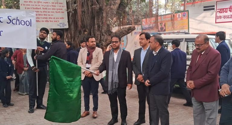 UP Bijnor News: Children of Marietta Public School organized an awareness rally on Consumer Day.