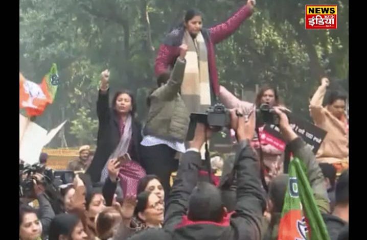 Arvind Kejriwal: Kejriwal trapped on fake scheme of Rs 2100, BJP Mahila Morcha protests against AAP