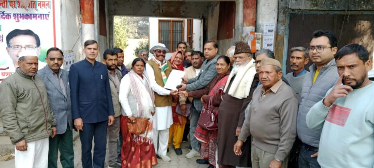 UP Bijnor News: District Congress Committee handed over memorandum to Sub-District Magistrate
