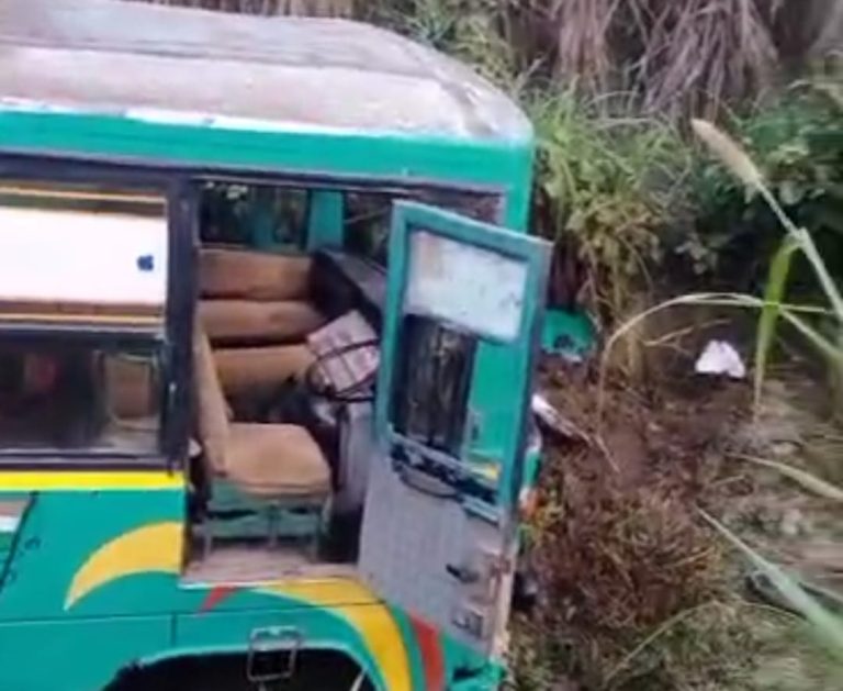 UP Bijnor News: A private bus went out of control and entered a sugarcane field