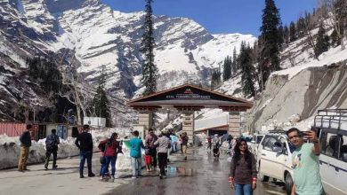 Heavy Snowfall in Manali: Due to fresh snowfall, vehicles got stuck between Solang and Atal Tunnel as tourists flocked to Manali