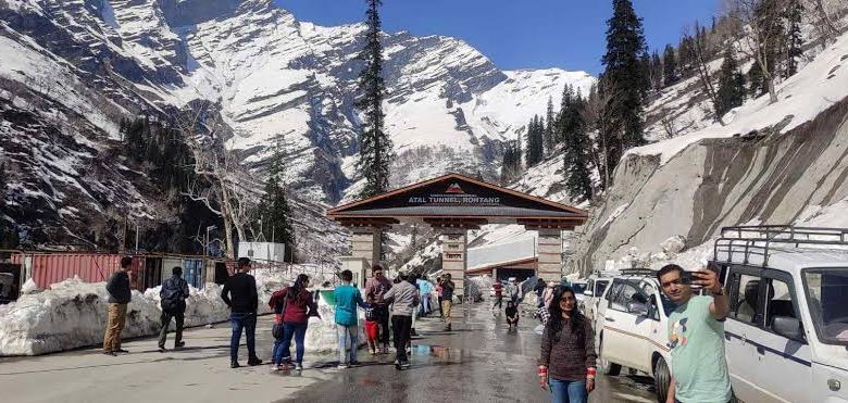 Heavy Snowfall in Manali: Due to fresh snowfall, vehicles got stuck between Solang and Atal Tunnel as tourists flocked to Manali