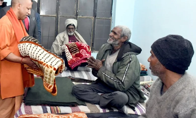 CM Yogi Adityanath: CM Yogi inspected the night shelters in Lucknow amid the severe cold, distributed blankets and food to the people