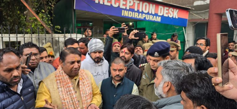 UP Ghaziabad News: Fierce protest by BJP workers in Ghaziabad! Indirapuram police station surrounded against Gangster Act