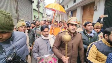 UP Sambhal News: Sambhal's CO Anuj Chaudhary walked in Muslim area dressed as Hanuman with a mace, Akhilesh's leader called him a monkey