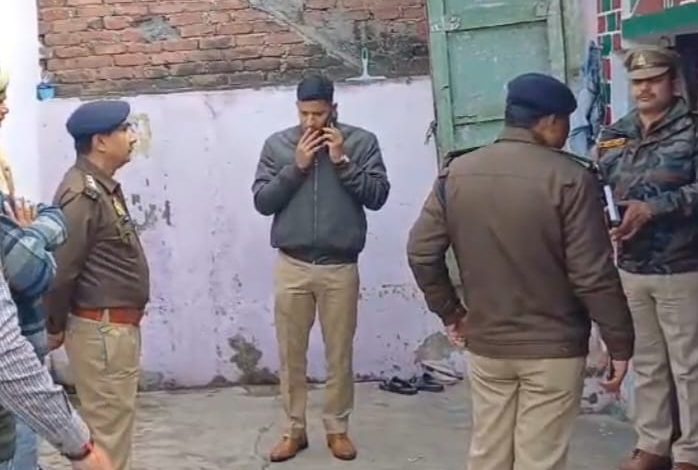 UP Bijnor News: Police is searching for the miscreants who looted the house at gunpoint