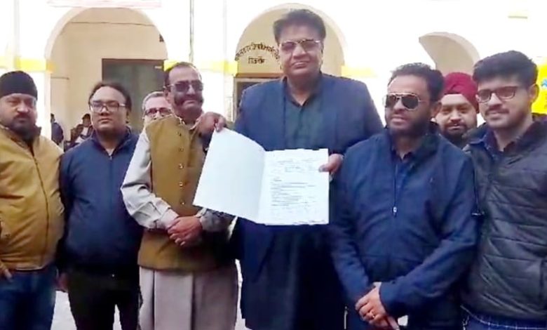 UP Bijnor News: In Bijnor, traders handed over a memorandum to the district administration in the name of the Finance Minister