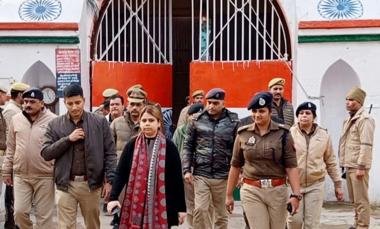 UP Bijnor News: DM and SP reached Bijnor District Jail and checked the facilities provided to the prisoners