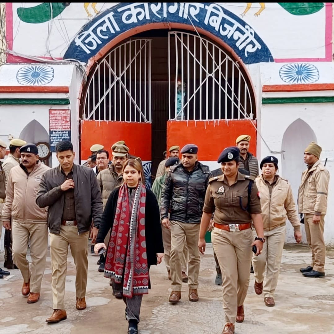 UP Bijnor News: DM and SP reached Bijnor District Jail and checked the facilities provided to the prisoners