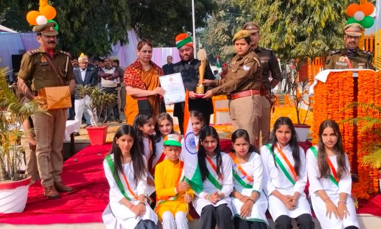 UP Bijnor News: District Magistrate hoisted the flag on Republic Day