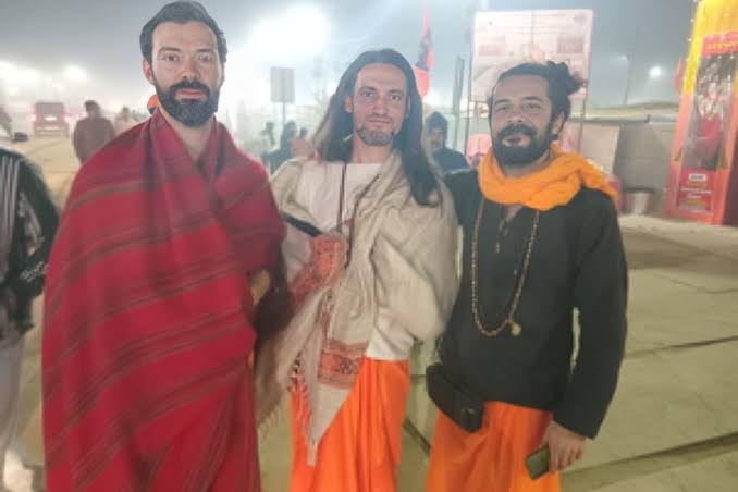 Mahakumbh Mela 2025: Three friends from Italy reached the Mahakumbh fair in Prayagraj, one said - was an Indian in his previous life