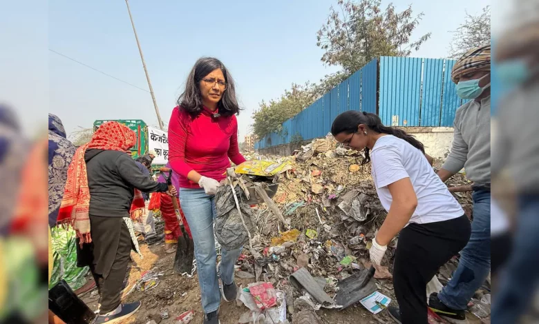 Delhi Election: MP Swati Maliwal threw garbage outside Kejriwal's house, Delhi Police arrested her