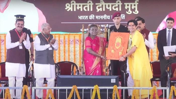 President Droupadi Murmu Visit Bageshwar Dham: Her Excellency attended the mass marriage program, blessed the married couples, brought a truck full of gifts