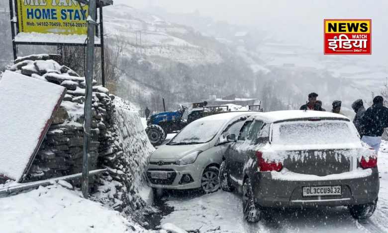 There is continuous snowfall in Badrinath Dham, waterfalls are frozen due to severe cold