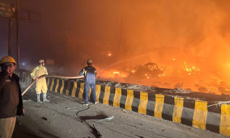 UP Ghaziabad news: Massive explosion in a truck loaded with gas cylinders at Bhopura Chowk, Ghaziabad trembled with the sound of explosions