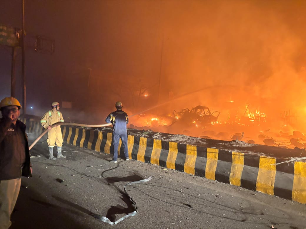 UP Ghaziabad news: Massive explosion in a truck loaded with gas cylinders at Bhopura Chowk, Ghaziabad trembled with the sound of explosions