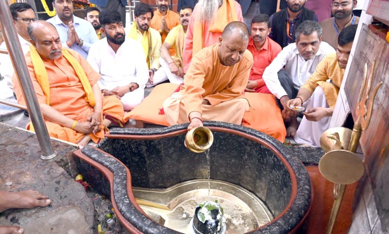 Mahashivratri 2025: On the occasion of Mahashivratri, CM Yogi worshiped Lord Shiva at the Shakti temple of Gorakshapeeth.