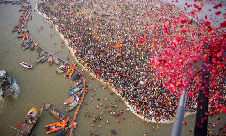 Mahakumbh 2025: Amazing, supernatural, grand and divine Amrit bath in Mahakumbh, flowers rained from the sky, see beautiful pictures