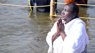 Mahakumbh 2025: President Draupadi Murmu took a holy dip in the holy Sangam, fed food to the birds