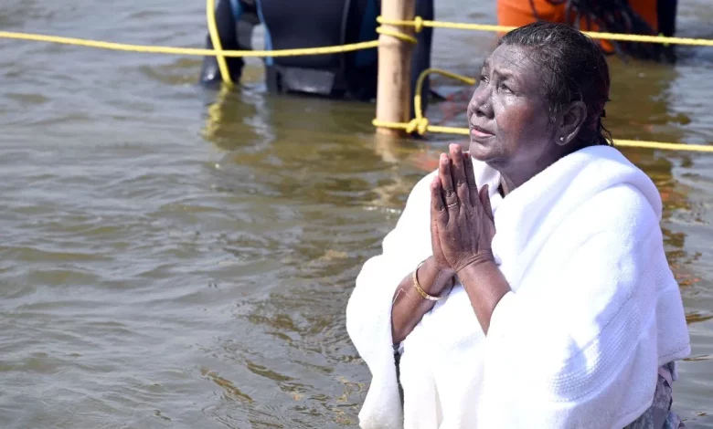 Mahakumbh 2025: President Draupadi Murmu took a holy dip in the holy Sangam, fed food to the birds