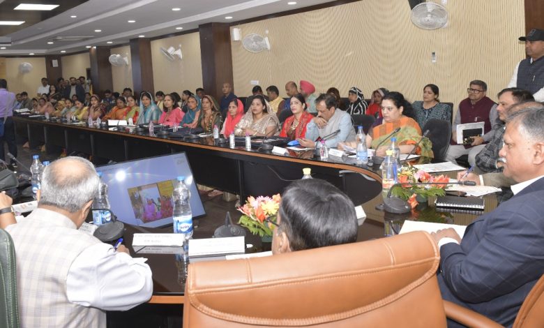 Uttar Pradesh News: In the workshop, the Chief Secretary directly interacted with the women heads and motivated them to move forward