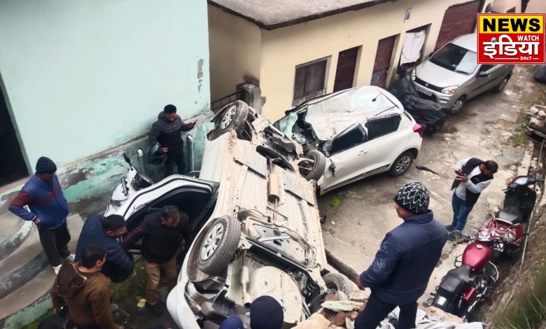 Major road accident in Uttarakhand, uncontrolled car fell into the gallery of the house, four people injured