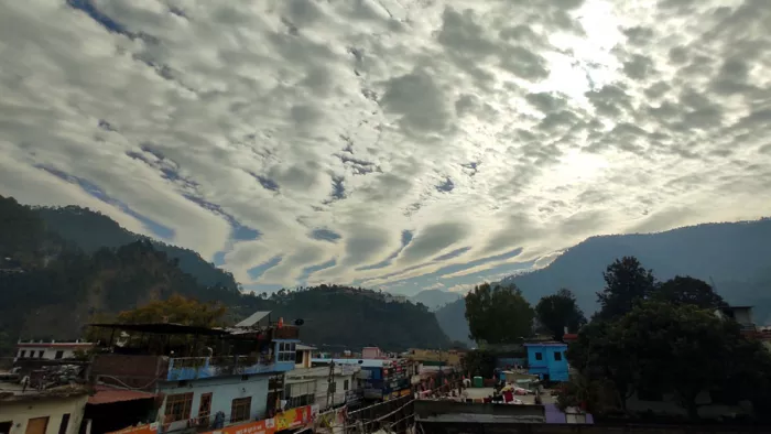 Weather is playing hide and seek in Uttarakhand, cold in the mountains, scorching heat in the plains