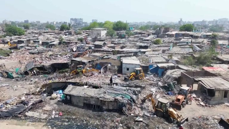 Ahemdabad Chandola Lake: 3000 houses are being demolished to save Chandola lake, bulldozers are running day and night