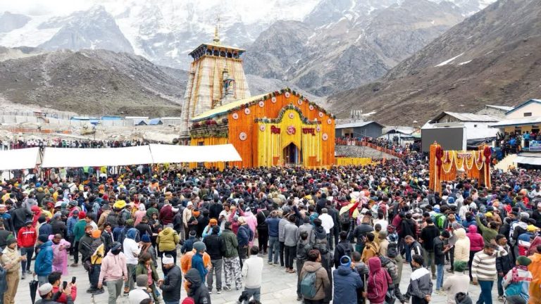 Kedarnath Dham's doors opened for devotees, entire temple complex decorated with flowers, a flood of faith poured in Chardham Yatra