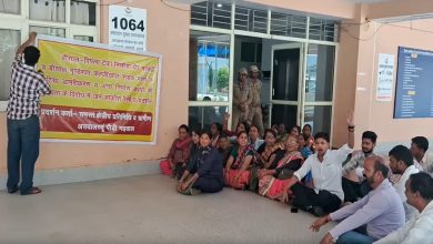 Questions raised on Chief Minister's 'pothole free road' campaign, Pauri villagers protest against poor asphalting