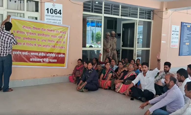 Questions raised on Chief Minister's 'pothole free road' campaign, Pauri villagers protest against poor asphalting