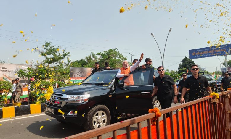 PM Modi in Vadodara: PM Modi reached Vadodara in Gujarat, huge crowd gathered in the road show, Operation Sindoor shines everywhere